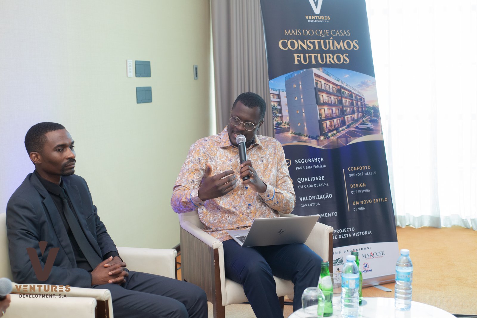 Panel de la presentación de Ventures Development en Luanda, junto al banner del proyecto
