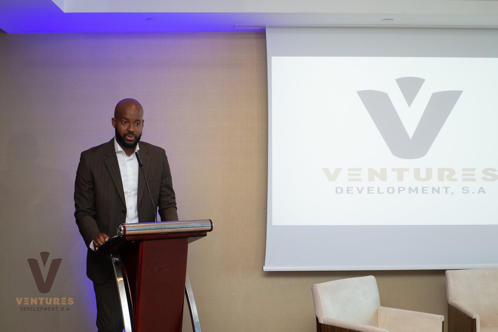 Orador junto al logotipo de Ventures Development proyectado