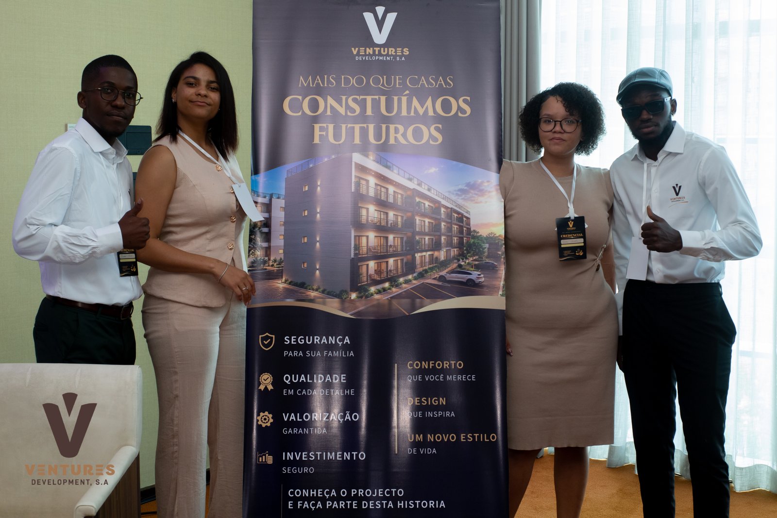 Asistentes posando junto al banner del proyecto