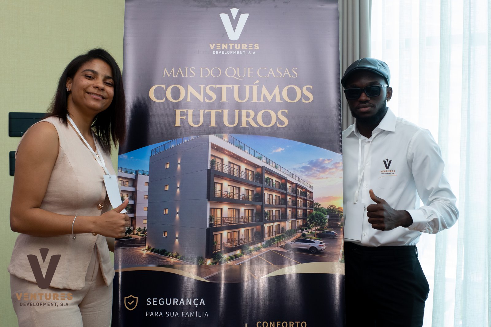 Asistentes posando junto al banner del proyecto